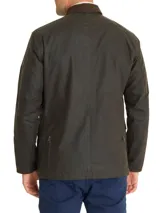 Chaqueta verde de tela canvas con tratamiento de cera Wax, cuello de cotelé, cierre con botones, tres bolsillos frontales y dos interiores.