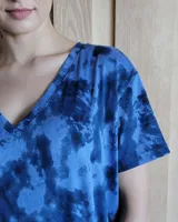 Vestido negro de corte recto, largo midi, con escote en V y mangas cortas.
