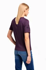 Remera de algodón negra con estampado de lazos en colores contrastantes, de manga corta.