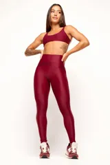 Top deportivo reversible color bordó, con diseño slim, tirantes finos y espalda descubierta. Un lado tiene acabado brillante y el otro textura 3D tipo colmena.