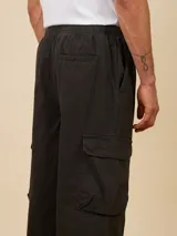 Pantalón cargo azul petróleo de corte holgado, con cintura elástica ajustable con cordón y bolsillos laterales con solapa.
