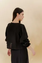Blusa color beige de lino 100% con mangas balloon y detalle de tablón en el hombro. Tiene mangas largas con detalle de 2 pespuntes elásticos en contratono, el recurso del elástico es ideal para remangarse la manga generar más volumen. Calce recto, largo por arriba de la cadera.
