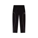 Conjunto deportivo negro con vivos blancos, compuesto por campera con cierre y pantalón con cordón ajustable. La campera tiene cuello alto, cierre frontal y logo de la marca bordado en el pecho. El pantalón tiene bolsillos laterales y logo bordado en la pierna.