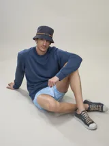 Buzo azul de corte clásico.