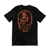 Remera negra de algodón con estampa en la espalda de un diablo tomando mate y la frase 'Mas sabe el diablo por viejo que por diablo' en color naranja.