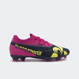 Championes de fútbol Le Coq Sportif modelo Striker Zone 22-63, con capellada de tejido elastizado en colores azul marino, fucsia y amarillo. Presenta el logo de la marca en amarillo en la punta y texto lateral en amarillo.