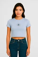 Remera cropped celeste con estampado de sol en el centro.