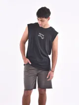Musculosa negra oversize con estampado frontal que dice "Move ahead".