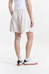 Short negro de lino y algodón con cintura elastizada.