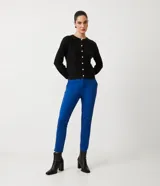 Pantalón de vestir color verde claro, de corte recto, con bolsillos laterales y traseros.