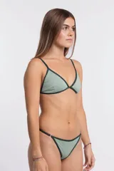 Bombacha de bikini tipo colaless, color verde claro con brillo, ribeteada en color verde oscuro. El corpiño a juego es triangular con tirantes finos y un pequeño detalle metálico central.