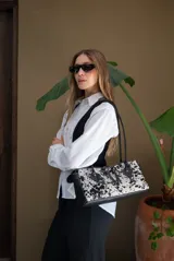 Lentes de sol rectangulares color negro con marco grueso.