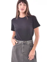 Remera básica negra de manga corta y cuello redondo.