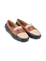 Mocasín de cuero en combinación de colores, con suela antideslizante de caucho y diseño atemporal.