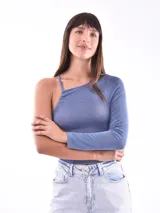 Remera de manga larga color azul con diseño asimétrico, un hombro descubierto y corte ajustado.