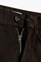 Pantalón de jean marrón oscuro, de tiro alto y corte wide leg.
