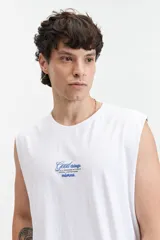 Musculosa negra de algodón con corte oversize y estampado en turquesa en la espalda con la frase "Good things Never come from Comfort Zones" y el logo de la marca Mistral.