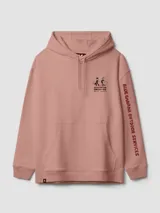 Buzo con capucha color rosa con estampado en la espalda de dos personas llevando una tabla de surf y texto en rojo.