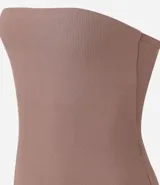 Body marrón sin breteles, confeccionado en tejido rib con textura acanalada y cierre con botones a presión en la entrepierna.