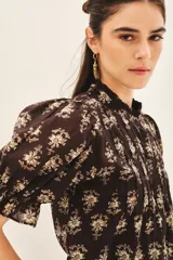 Camisa corta de voile de algodón color marrón con estampado floral, corte regular y mangas cortas abullonadas.