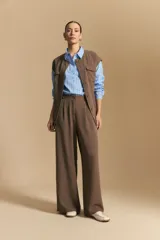 Pantalón ancho negro de silueta moderna y calce cómodo, con cordones ajustables en la cintura.