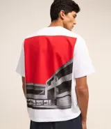 Remera masculina de corte boxy color blanco, con cuello redondo y mangas cortas. Presenta estampa lettering en el frente y photoprint en alto relieve en la espalda.