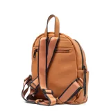 Mochila pequeña color habano, de cuero sintético con textura granulada. Tiene un bolsillo frontal con cierre, dos bolsillos laterales abiertos, asa superior y correas ajustables.