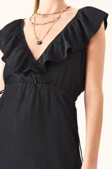 Vestido midi negro con escote en V, corte cruzado, volados en escote y ruedo, y lazo ajustable en la cintura.
