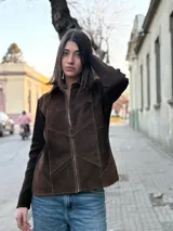 Campera marrón de cuero y lana con cierre frontal y cuello camisero.