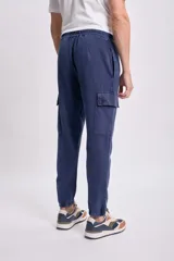 Pantalón deportivo cargo jogger azul marino con bolsillos laterales y tobillos ajustados.
