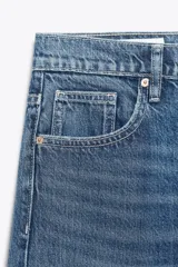 Pantalón de jean azul de corte ancho, tiro alto y efecto lavado.