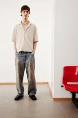 Camisa de manga corta color crema en tejido sirsaca de algodón. Modelo boxy con cuello abierto, tapeta lisa, bolsillo superior y bajo recto. Corte holgado.