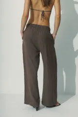 Pantalón de lino color beige, de corte palazzo con cintura elastizada.
