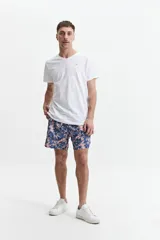 Short de baño estampado con cintura elástica, cordón ajustable, dos bolsillos laterales y uno trasero. Confeccionado en tela ligera de secado rápido y logo bordado.