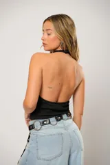 Top negro con cuello halter y drapeado, confeccionado en tejido de punto suave.