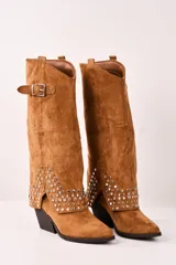 Bota texana de caña alta color camel, con detalles de tachas plateadas en el tobillo, hebilla decorativa y taco cuadrado.