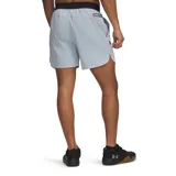 Short deportivo azul con cintura elástica negra, bolsillos laterales con cierre y logo de la marca en la pierna izquierda.