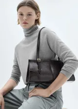 Sweater de punto fino color gris con cuello alto y mangas largas.