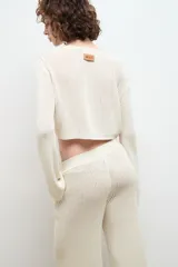Pantalón de punto azul con bolsillos, confeccionado en 100% algodón, de corte holgado.