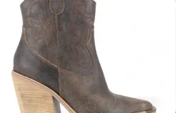 Bota texana color tostado, confeccionada en napa con interior de cuero y plantilla anatómica, con cierre interior y taco foliado de 6 cm.