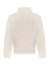 Buzo color beige de algodón orgánico, con medio cierre, cuello alto, bolsillo canguro y bordado delicado.