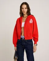 Campera hoodie roja con cierre frontal, bolsillos tipo canguro y logo estampado en el pecho.