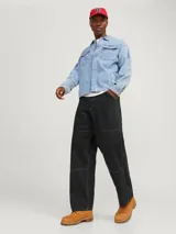 Pantalón negro de corte casual con costuras en contraste color blanco. Confeccionado en tejido canvas de algodón resistente.