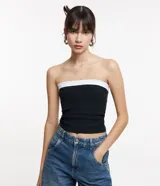Top sin breteles negro con borde superior blanco, confeccionado en tejido de ribana.