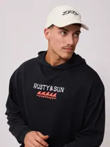Gorra de gabardina color crudo con visera curva y logo de la marca bordado en negro en el frente.