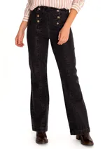 Pantalón de jean negro con corte boot leg, tiro alto y cierre frontal con botones dorados.