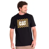 Remera color marrón de manga corta con logo de Caterpillar estampado en el pecho sobre un rectángulo con rayas diagonales negras.