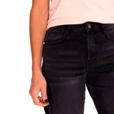 Pantalón de jean celeste de pierna ancha con roturas en ambas rodillas.