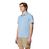 Remera tipo polo celeste con tecnología Omni-Wick que absorbe la humedad y tela elástica en cuatro direcciones. Logo de Columbia bordado en el pecho. Ideal para uso casual.