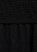 Vestido largo negro de punto fino con tirantes finos cruzados en la espalda y escote recto.